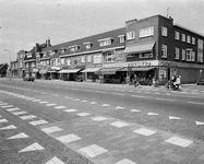 856884 Gezicht op de panden Amsterdamsestraatweg 591 -hoger te Utrecht, met rechts (op de hoek met de Voltastraat) ...